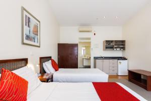 Rúm í herbergi á Fitzherbert Regency Motor Lodge