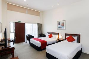A bed or beds in a room at Fitzherbert Regency Motor Lodge