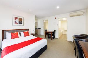 Rúm í herbergi á Fitzherbert Regency Motor Lodge