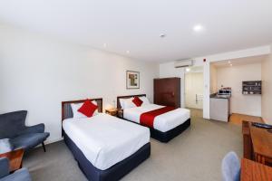 Rúm í herbergi á Fitzherbert Regency Motor Lodge