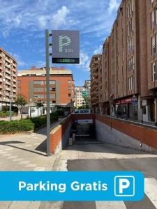 un panneau de rue dans une ville avec des bâtiments dans l'établissement Apartamentos4U Tudela Centro - Parking incluido, à Tudela