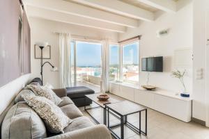 un soggiorno con divano e TV di Apartamento en Es Grau con vistas a Mahón
