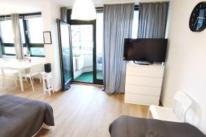 1 dormitorio con 1 cama y TV de pantalla plana en 1 room flat in Darmstadt, en Darmstadt