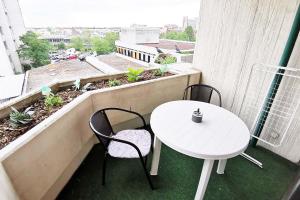 - Balcón con mesa blanca y 2 sillas en 1 room flat in Darmstadt, en Darmstadt