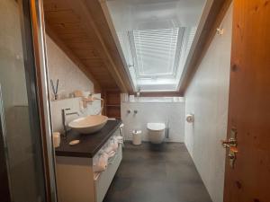 bagno con lavandino e servizi igienici di Ferienhotel Silberdistel garni a Bolsterlang