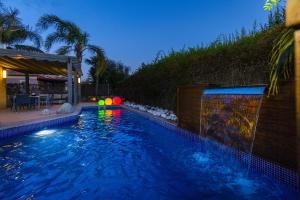 una piscina con bolas de colores en el agua en ZENLUXE Villa Planet Costa Dorada en Reus