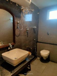 科代卡纳尔Western Valley Home stay的浴室里有洗手池、马桶和镜子。