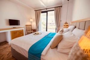 Кровать или кровати в номере Palmonte Suites Hotel & SPA +37 фотографий