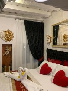 a bedroom with two beds with swans made out of towels at Venice Luxury Watersdoor in Venice