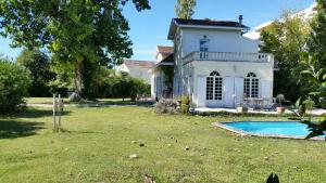 a house with a swimming pool in the yard at Chambres d'hôtes les Marronniers in Bordeaux