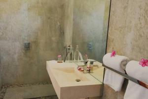 y baño con lavabo y espejo. en VIILA JAHE, en Kuta Lombok