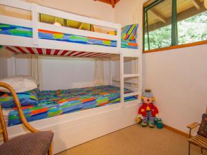 een kamer met 2 stapelbedden bij Cedar Cottage - Tairua Holiday Home in Tairua