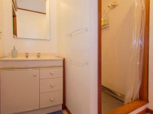 Ένα μπάνιο στο Cedar Cottage - Tairua Holiday Home +10 φωτογραφίες