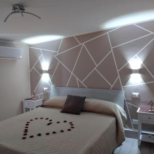 Altavilla House في ألتافيلا ميليتشا: غرفة نوم مع سرير بجدار على شكل ماس