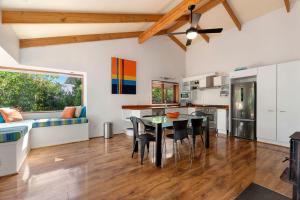 Η κουζίνα ή μικρή κουζίνα στο Matapouri Hideaway - Matapouri Holiday Home