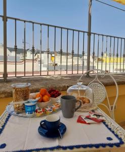 uma mesa com comida e vista para a praia em Ricordi & Relax em Fasano