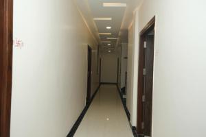 un pasillo vacío en un edificio con un pasillo en Hotel Singh Comfort Inn, en Gorakhpur