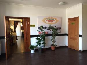 einen Flur mit Topfpflanzen in einem Gebäude in der Unterkunft Mini-hotel Sputnik in Iwanowo