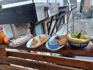 uma mesa com pratos de comida por cima em Our House em Sozopol