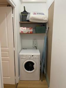 アジャクシオにあるMont gozziの小さな部屋に洗濯機と乾燥機があります。
