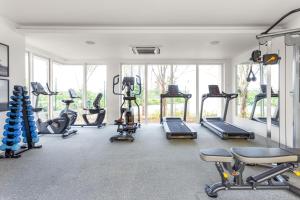 een fitnessruimte met loopbanden en fitnessapparatuur in een kamer bij Sunrise Attitude (Adults Only) in Belle Mare
