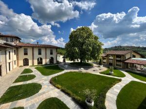 an estate with a courtyard and a tree at Relais Montemarino in Borgomale