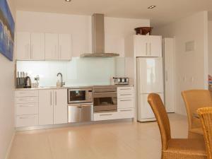 Η κουζίνα ή μικρή κουζίνα στο The Ridge at Tairua - Tairua Apartment