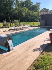 Bazén v ubytovaní La Bastide 1767 Villa de charme avec piscine 15x5, climatisation, 4 chambres, cuisine extérieur alebo v jeho blízkosti