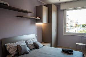 索托馬里納的住宿－Little Venice，一间卧室设有一张大床和一个窗户。