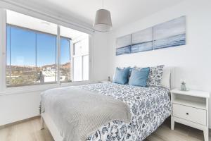 Säng eller sängar i ett rum på Home2Book Blue Sea View Patalavaca Beach Apartment