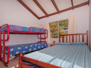 Giường tầng trong phòng chung tại Oasis Tairua - Tairua Holiday Home