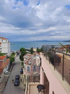 巴尔奇克Апартамент Амира 3的从建筑物阳台看到的景色