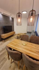a living room with a wooden table and chairs at מגדלי המלכים בוטיק כנרת in Tiberias