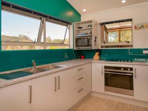 ครัวหรือมุมครัวของ Coro Beach Haven - Hahei Holiday Home