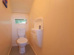 ห้องน้ำของ Coro Beach Haven - Hahei Holiday Home +19 ภาพ