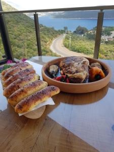 een tafel met twee borden eten en een kom eten bij Kaş Sun Glare Hotel in Kas