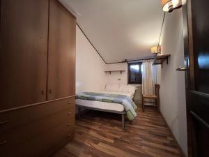 Habitación pequeña con cama y ventana en 050 Trilocale in centro, Pinzolo, en Pinzolo