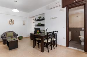 Posezení v ubytování Lindos Olive Suites