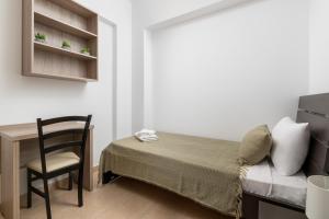 Postel nebo postele na pokoji v ubytování Lindos Olive Suites