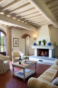 salon z kominkiem i stołem w obiekcie I BORRIGIANI - Il Borro Toscana w mieście San Giustino Valdarno