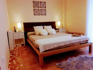 1 dormitorio con 1 cama grande y 2 mesitas de noche en Casa con Encanto,disfruta de su paz y tranquilidad, en Adzaneta