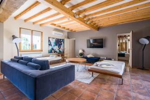 sala de estar con sofá azul y mesa en LUXURY Bergerie Corsica, PARIS Orly et disney en Varennes-Jarcy