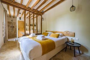 Säng eller sängar i ett rum på LUXURY Bergerie Corsica, PARIS Orly et disney