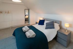 1 dormitorio con 1 cama grande y toallas. en Beautiful views! 3 great doubles!, en Bath