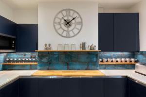 una cocina con un reloj grande en la pared en Beautiful views! 3 great doubles!, en Bath