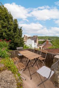 ein Picknicktisch und Stühle auf dem Dach eines Hauses in der Unterkunft Beautiful views! 3 great doubles! in Bath