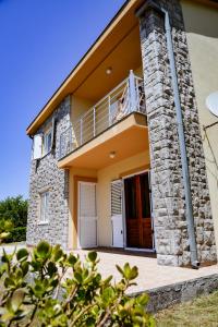 een huis met een balkon aan de zijkant bij Apartment Nikola in Kotor