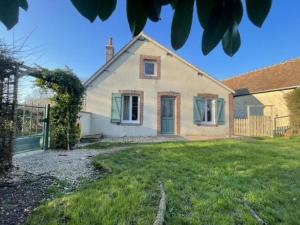 a house with a yard in front of it at Le Jardin de Juliette in Gournay