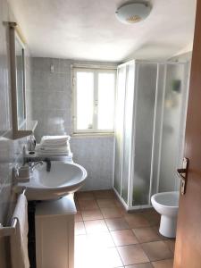 Un baño con lavabo, ducha e inodoro. en Vento Di Ponente House, en Pachino