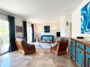 a living room with chairs and a table at Villa conviviale et familiale proche du Port Santa in Saint-Raphaël